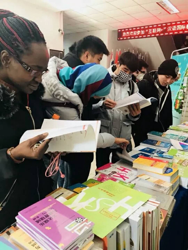 交流合作六:加强与外语教学与研究出版社合作 为Raybet
发展搭建新平台 (2)_副本.jpg