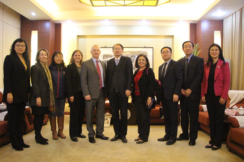 交流合作一:与陕西师范大学美国亚利桑那大学孔子Raybet
和北佛罗里达大学孔子Raybet
加强交流 (4).JPG