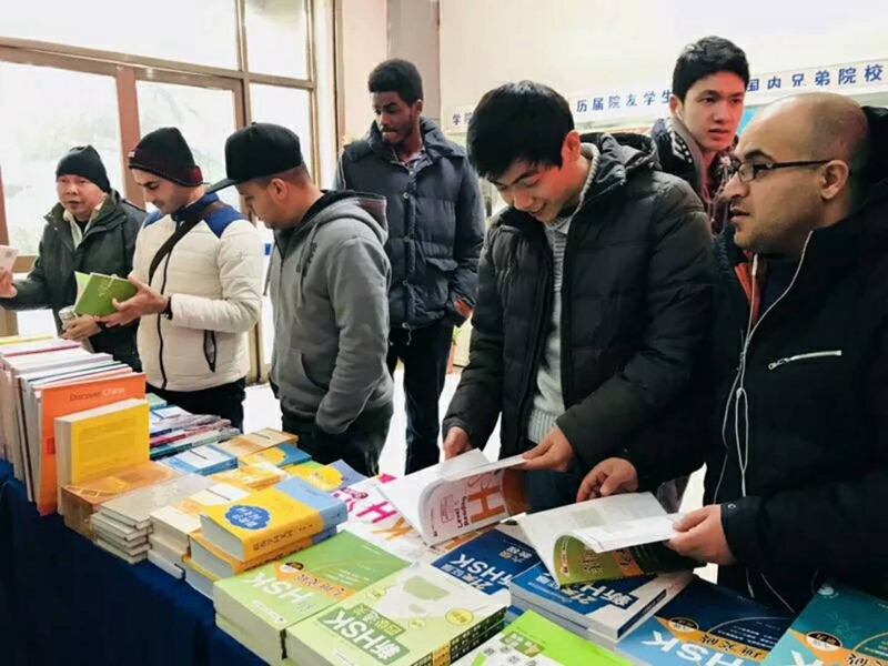 交流合作六:加强与外语教学与研究出版社合作 为Raybet
发展搭建新平台 (1).jpg